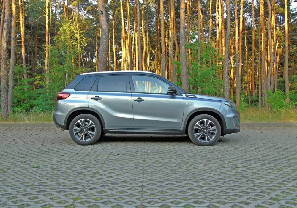 Suzuki Vitara hybrid - Ile pali i którą wersję napędu wybrać?