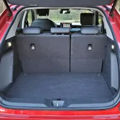 Czerwony Honda HR-V z otwartym bagażnikiem. Wnętrze jest puste, gotowe na bagaże. Sprawdź honda hrv wymiary, by zobaczyć, ile zmieścisz.