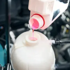 Różowy płyn do chłodnicy wlewany do zbiorniczka. Czy można mieszać płyn do chłodnicy różowy z niebieskim? Sprawdź zalecenia producenta.