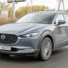 Szary SUV Mazda CX-30 w ruchu. Sprawdź aktualną mazda cx 30 cena i wybierz swój wymarzony model.