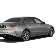 Szary Mercedes C43 AMG z czterema końcówkami wydechu i sportowymi felgami, gotowy do dynamicznej jazdy.