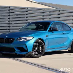 Niebieskie BMW M2 z czarnymi felgami, idealne dla miłośników sportowych aut. Sprawdź aktualną bmw m2 cena!