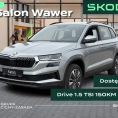 Srebrny Skoda Karoq przed salonem. Sprawdź skoda karoq opinie i dostępne wersje, np. Drive 1.5 TSI 150KM DSG.