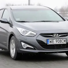 Szary Hyundai i40 na drodze. Kierowca szukał Hyundai i40 opinii przed zakupem i wybrał ten model.