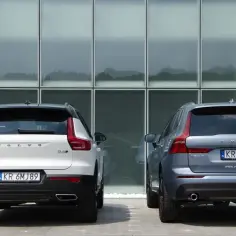 Dwa SUV-y Volvo: białe XC40 i szare XC60. Porównanie ich tyłu pozwala ocenić volvo xc60 wymiary.