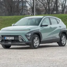 Nowy Hyundai Kona w kolorze miętowym, z nowoczesnym designem. Sprawdź atrakcyjną hyundai kona cena.