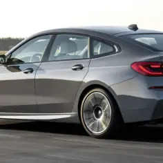 Szare BMW 6 GT pędzi po drodze, ukazując swoje eleganckie linie i sportowy charakter.