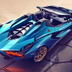 Niebieski, otwarty Lamborghini Sian z miedzianymi felgami i detalami z włókna węglowego, prezentujący swoje agresywne linie i sportowe wnętrze.
