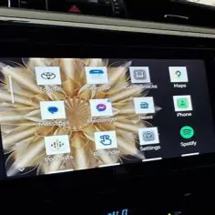 Ekran samochodu z ikonami aplikacji, pokazujący, android auto co to jest: Toyota, Mapy, Spotify, Telefon, Wiadomości, Kalendarz, Messenger, Ustawienia, Podcasty, Przypomnienia.