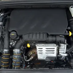 Silnik Citroen C4 II z widocznymi przewodami, osłoną i elementami układu dolotowego.
