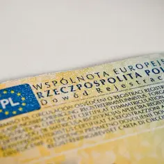 Dowód rejestracyjny z napisem "WSPÓLNOTA EUROPEJSKA RZECZPOSPOLITA POLSKA". Brak miejsca w dowodzie rejestracyjnym to problem.