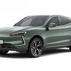 Nowoczesny, zielony SUV Seres 5 z futurystycznymi światłami.