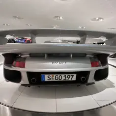 Srebrny Porsche 911 GT1 z masywnym spojlerem, gotowy do wyścigu.