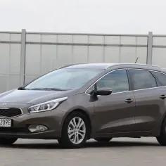Brązowe kombi Kia Ceed, idealne do miasta i na wakacje. Sprawdź jego wymiary i pojemność bagażnika.