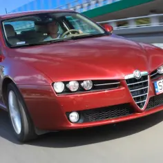 Czerwone Alfa Romeo 159 w ruchu, widok z przodu.