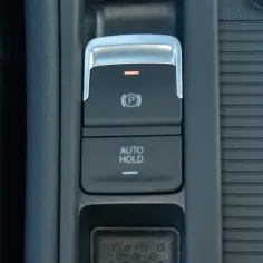 Przycisk "AUTO HOLD" i hamulca ręcznego w samochodzie. Ułatwia postój, zapobiegając stoczeniu się pojazdu.
