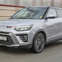 Srebrny SsangYong Tivoli w ruchu. Wiele osób szuka ssangyong tivoli opinie, by dowiedzieć się więcej o tym modelu.