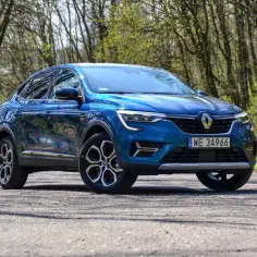 Niebieski Renault Arkana na tle lasu. Sprawdź jego wymiary i przekonaj się, jak świetnie wpasuje się w miejską dżunglę i leśne ścieżki.