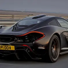 Czarny McLaren P1 na drodze. Marzenie o osiągach i luksusie, którego mclaren p1 cena jest adekwatna do jego wyjątkowości.