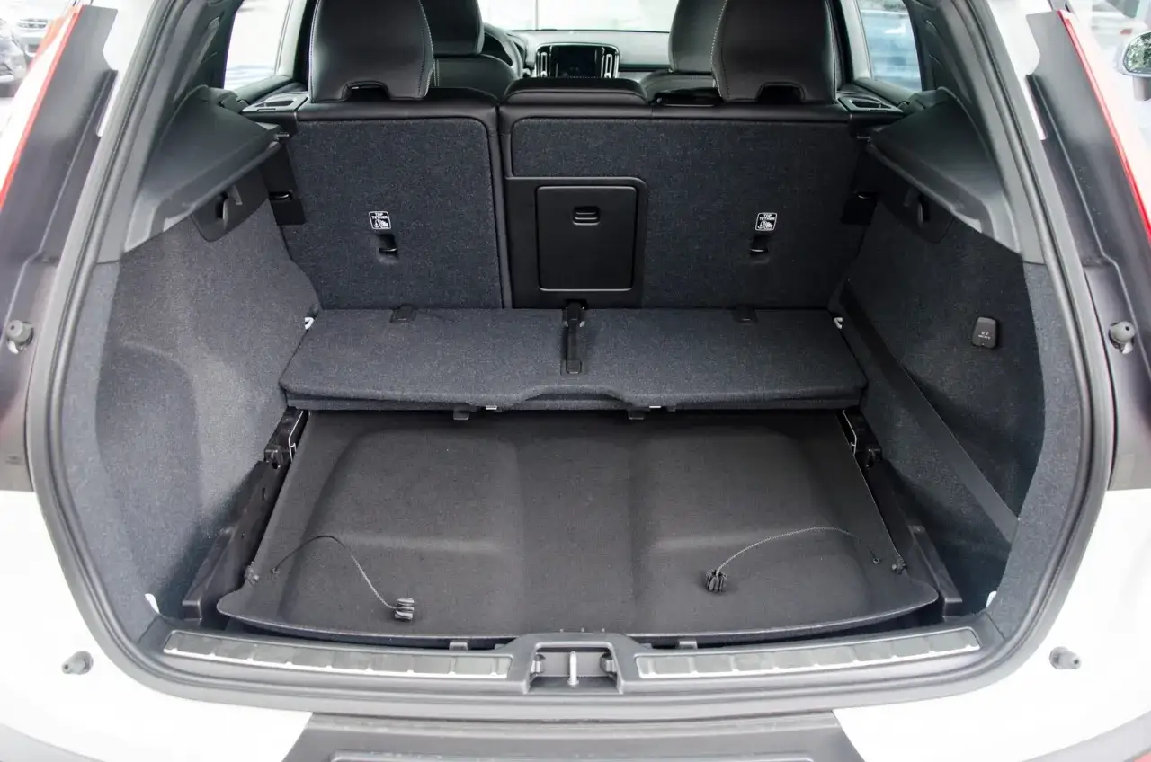 Pusty bagażnik Volvo XC60, z opuszczonymi tylnymi siedzeniami. Wymiary wnętrza pozwalają na przewóz sporych ładunków.