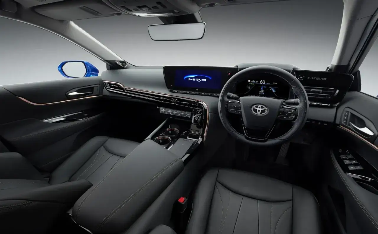 Wnętrze Toyoty Mirai. Eleganckie, czarne fotele i nowoczesny kokpit. Sprawdź, jaka jest toyota mirai cena i poczuj przyszłość motoryzacji.