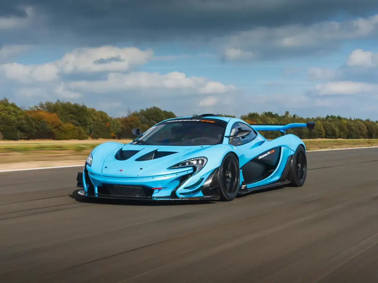 Niebieski McLaren P1 GTR na torze. Marzenie o osiągach i jego mclaren p1 cena.