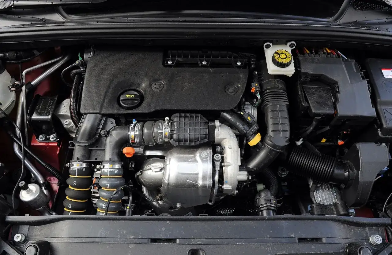 Silnik Citroen C4 II z turbosprężarką i elementami układu dolotowego.