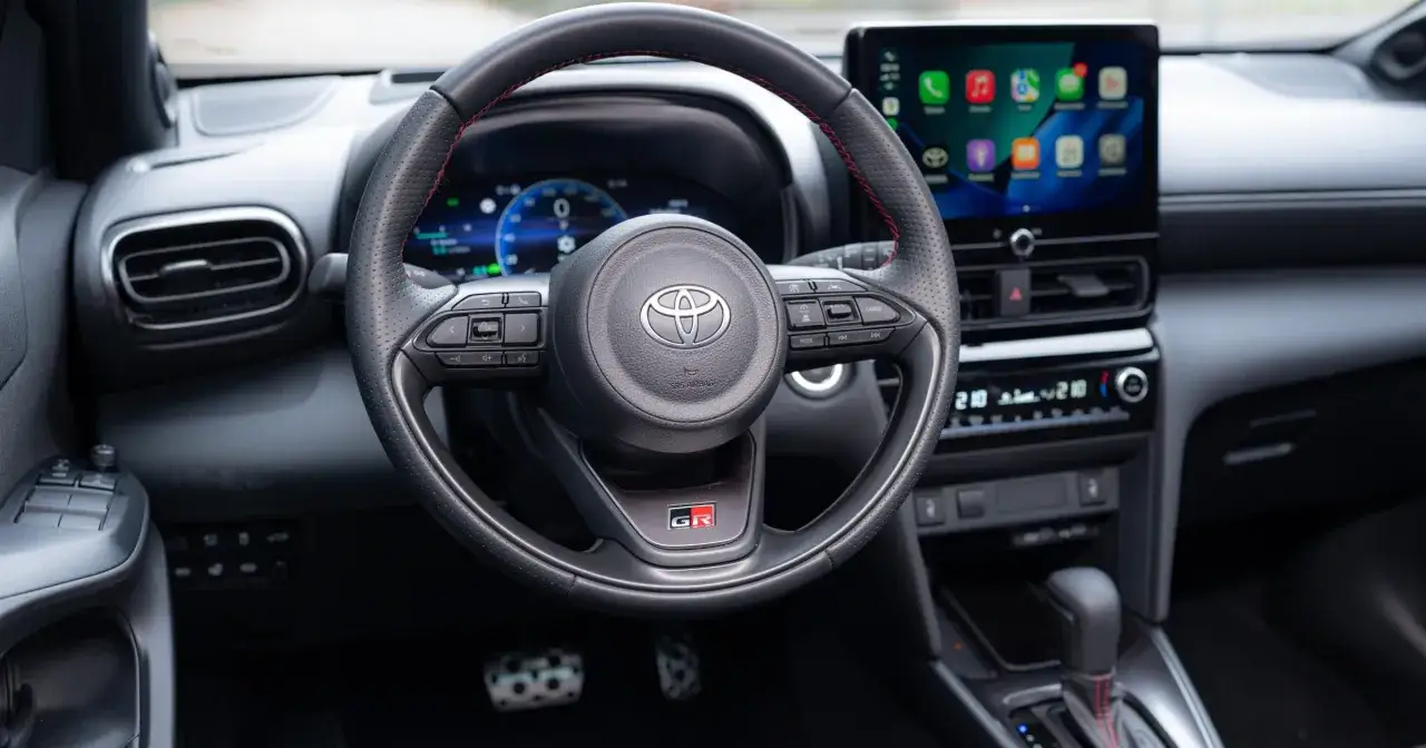 Wnętrze Toyoty Cross Yaris z kierownicą GR i ekranem multimedialnym.