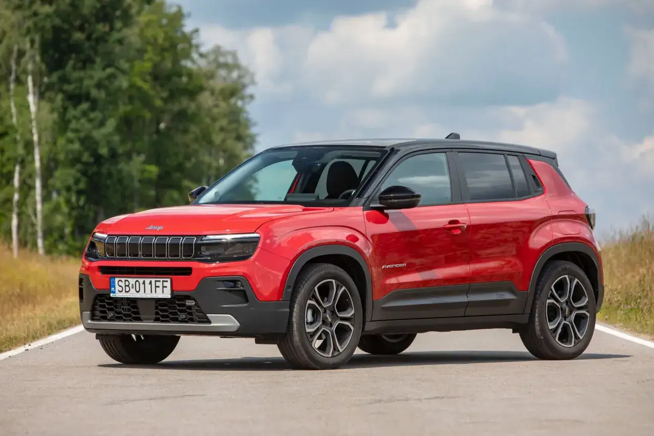 Czerwony Jeep Avenger na drodze, zgrabne wymiary idealne do miasta.