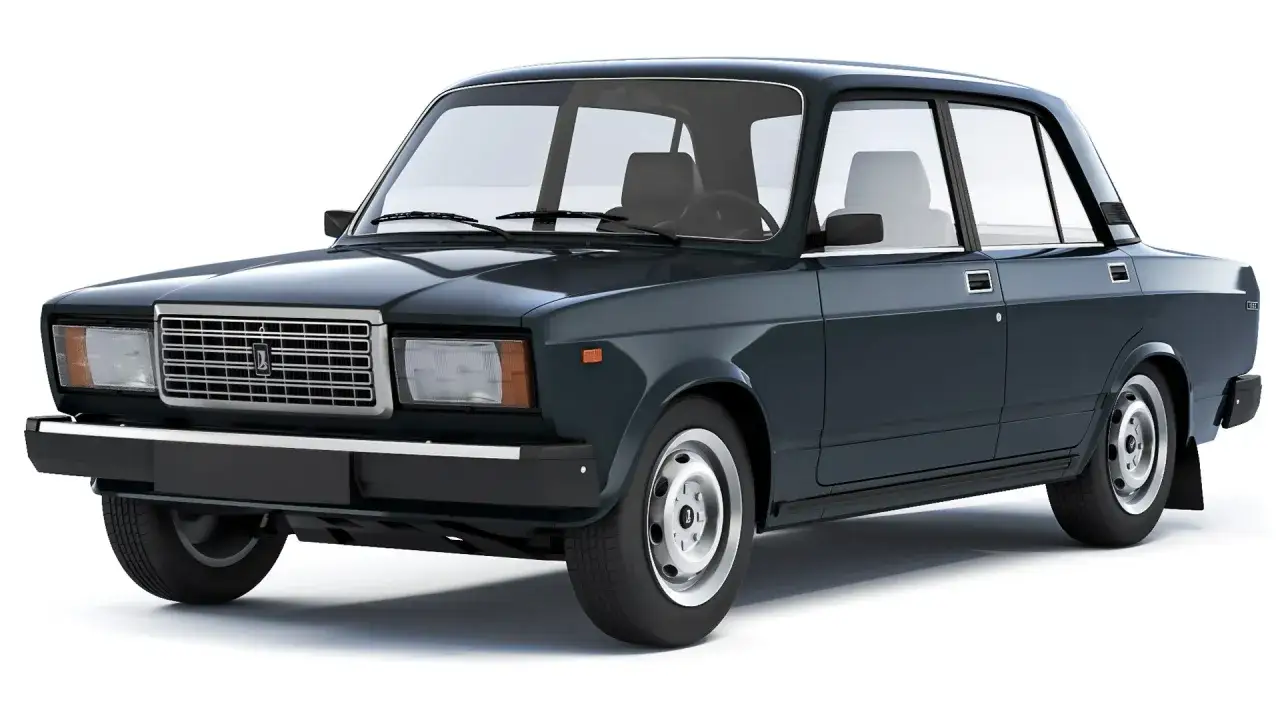 Klasyczny, ciemnogranatowy Lada 2107 z chromowaną atrapą chłodnicy i prostymi liniami.
