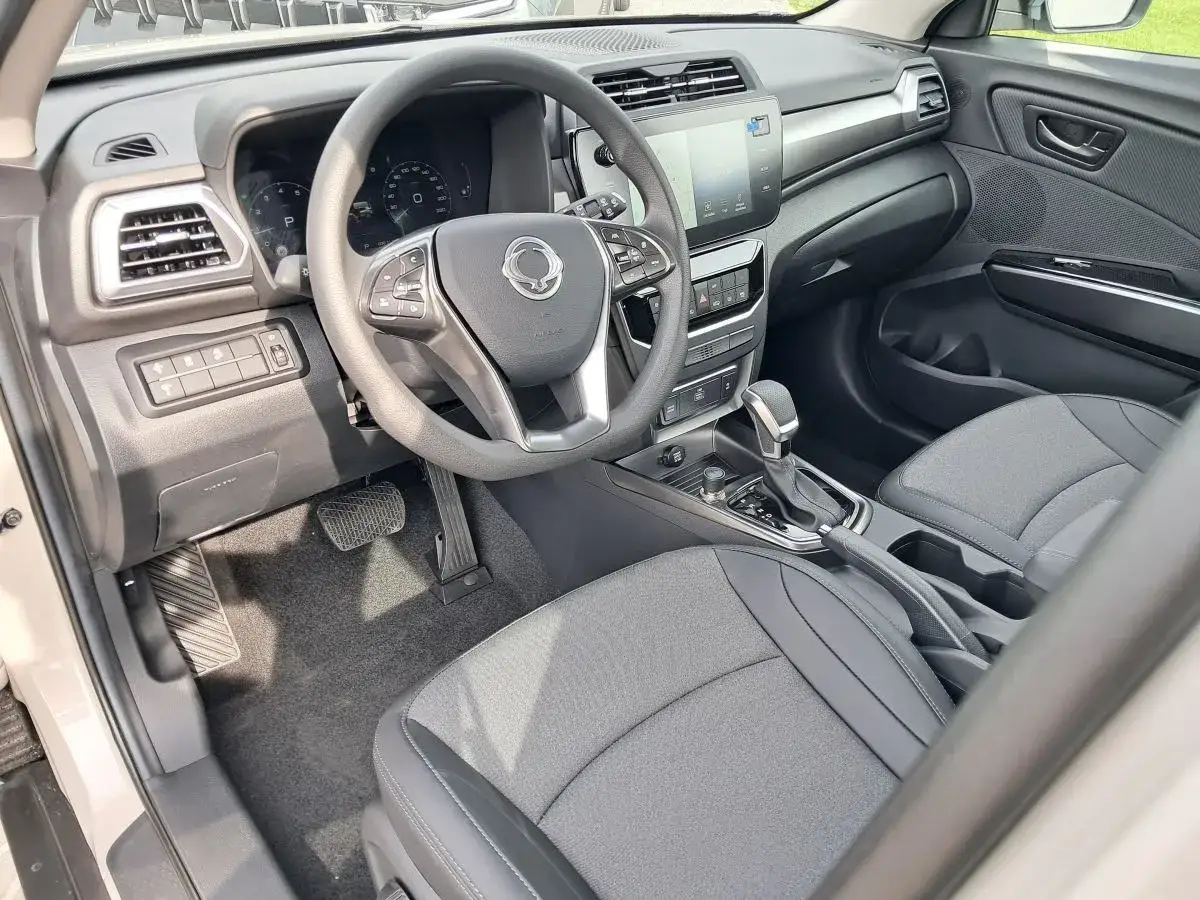 Wnętrze Ssangyong Tivoli: kierownica, deska rozdzielcza z ekranem, fotele. Dobre ssangyong tivoli opinie to podstawa wyboru.