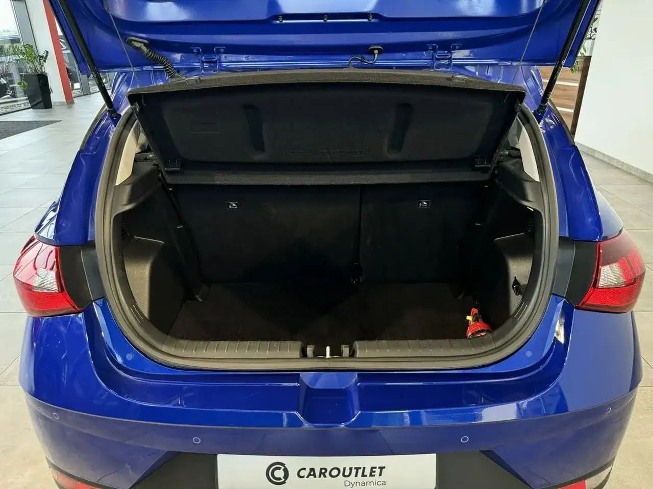 Bagażnik niebieskiego Hyundai i20, idealny na wakacyjne wyjazdy. Sprawdź nasze hyundai i20 opinie!