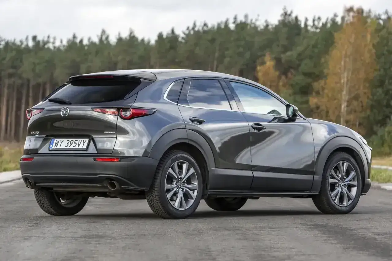 Szary Mazda CX-30 z polskimi tablicami rejestracyjnymi. Sprawdź aktualną mazda cx 30 cena i wybierz swój wymarzony SUV.