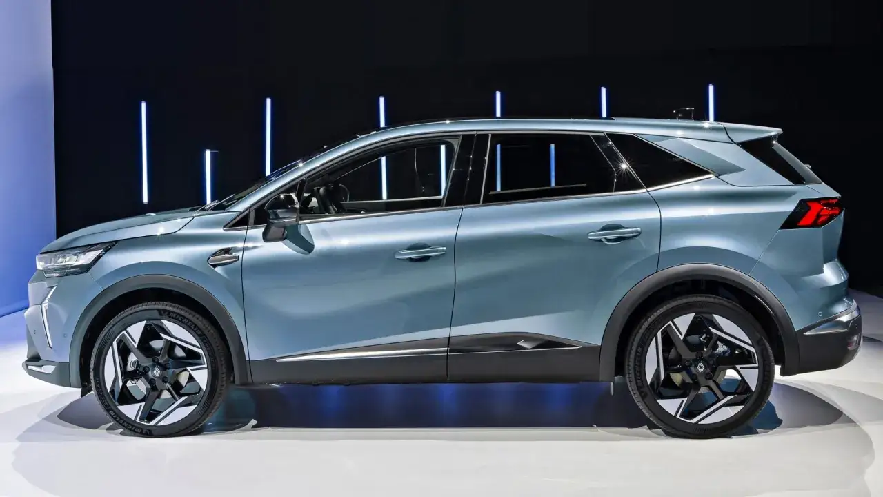 Błękitny Renault Symbioz, pokazujący jego profil. Wymiary tego SUV-a są idealne do miasta i na dalsze trasy.
