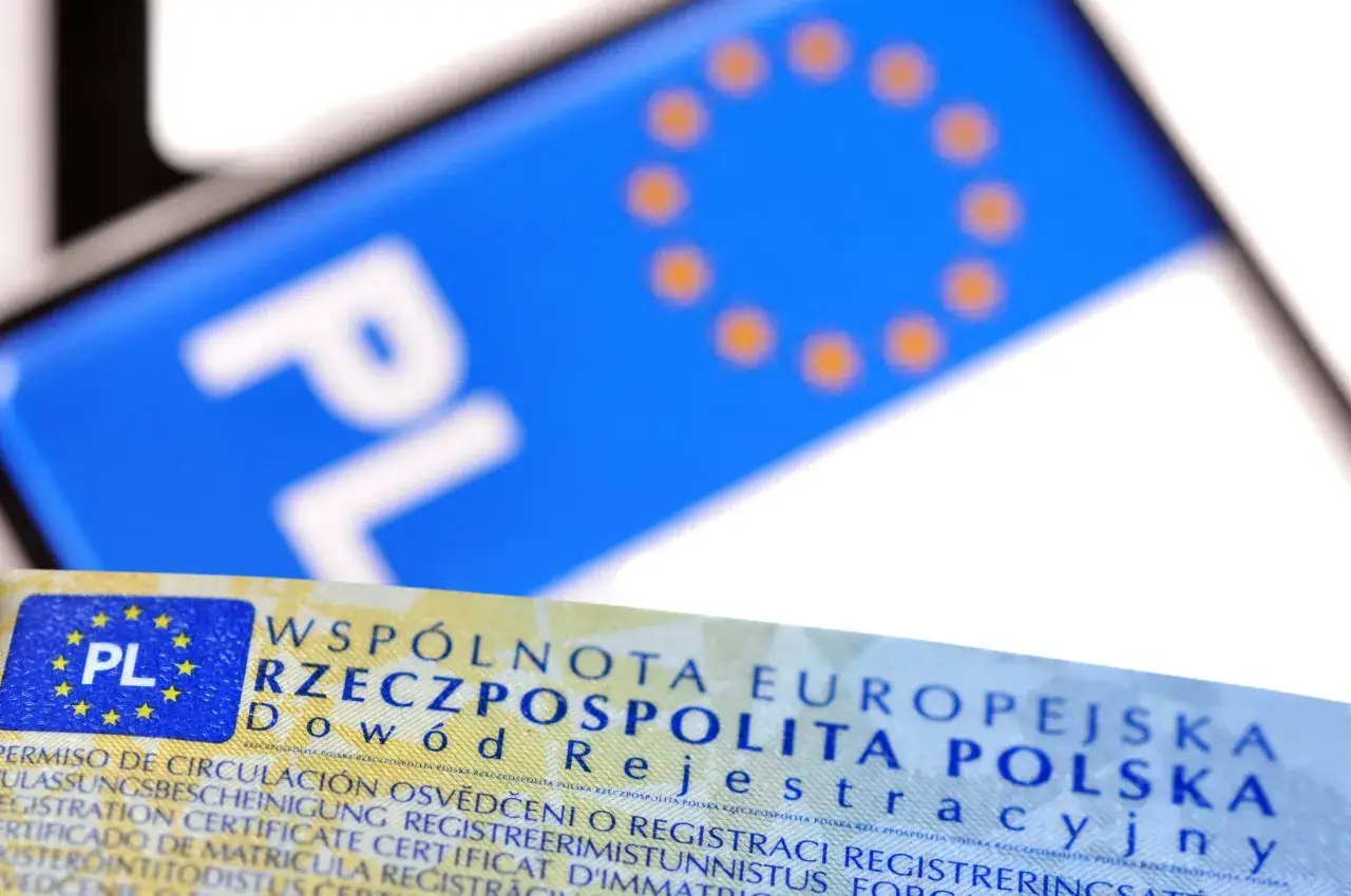 Dokumenty pojazdu i tablica rejestracyjna PL. To dowód, co trzeba zrobić po zakupie auta: przerejestrować pojazd.