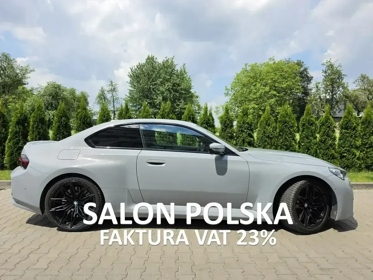 Szare BMW M2 z czarnymi felgami, zaparkowane na zewnątrz. Salon Polska, faktura VAT 23%. Sprawdź BMW M2 cena!