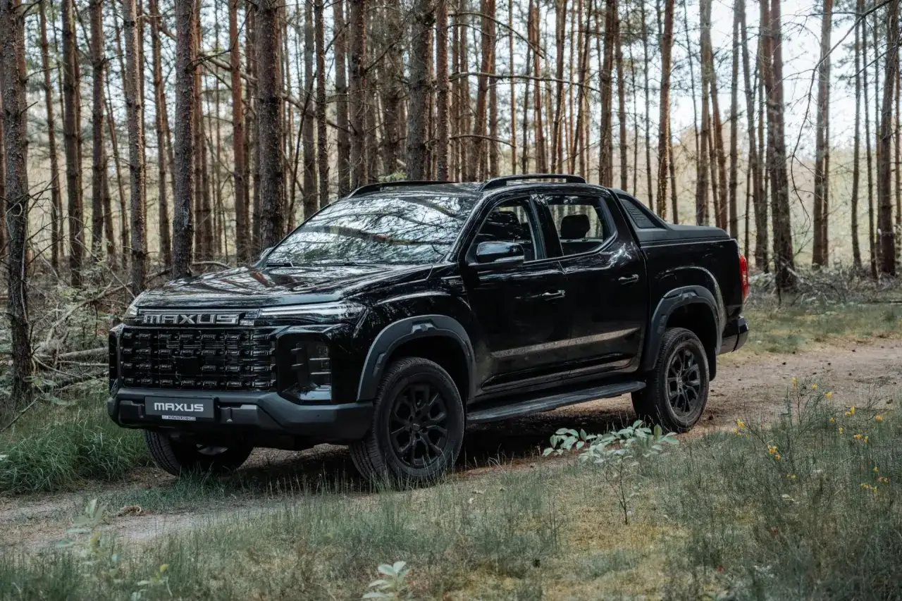 Czarny Maxus pickup w lesie. Solidny pojazd gotowy na terenowe wyzwania.
