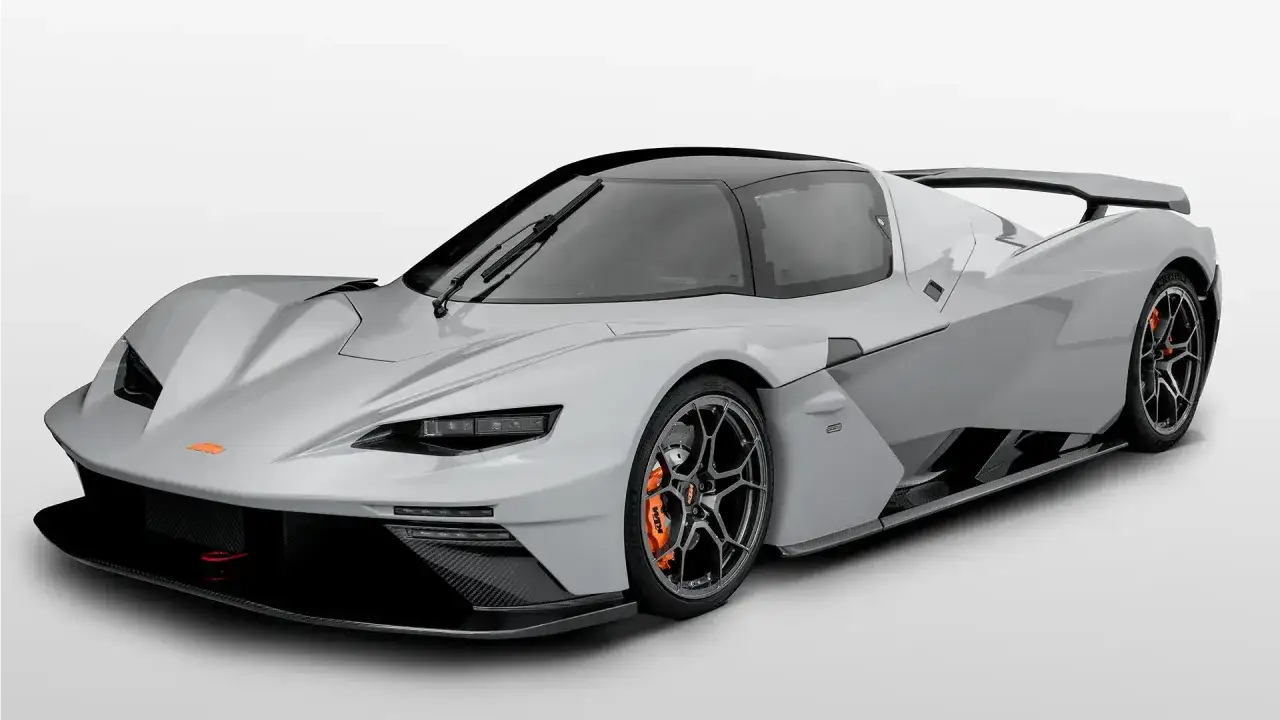Srebrny KTM X-Bow z czarnym dachem i spojlerem, z pomarańczowymi zaciskami hamulcowymi.