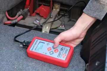 Test akumulatora pokazuje 12.14V. Urządzenie DBT-12+ sprawdza stan baterii, pomagając ustalić jej datę produkcji.