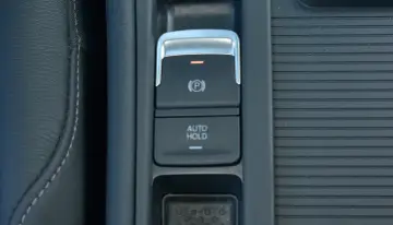 Przycisk "AUTO HOLD" i hamulca ręcznego w samochodzie. Ułatwia postój, zapobiegając stoczeniu się pojazdu.