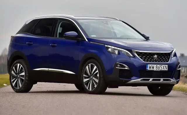 Niebieski Peugeot 3008 na drodze, z widocznym grillem i tablicą rejestracyjną.
